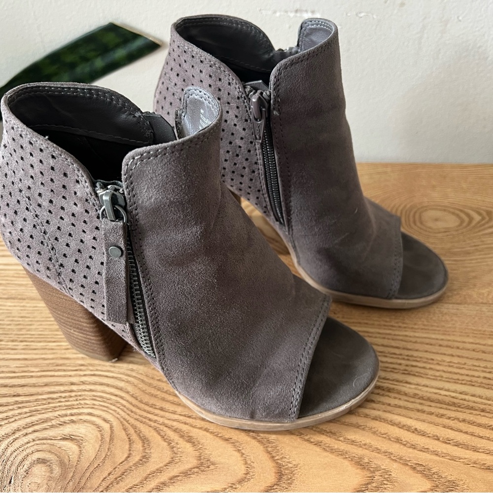 Universal threads open toe booties - Picture 2 of 4